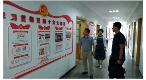 http://www.cuit.edu.cn/News/image/2018/07/12/马洪江察看学院三楼党建文化墙.jpg